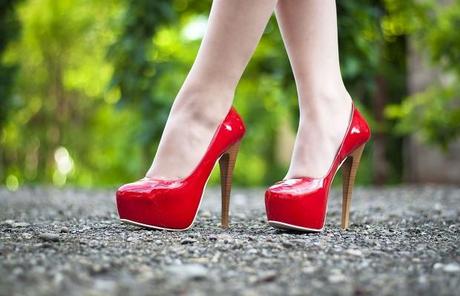 8 Tips to walk at ease in high heels