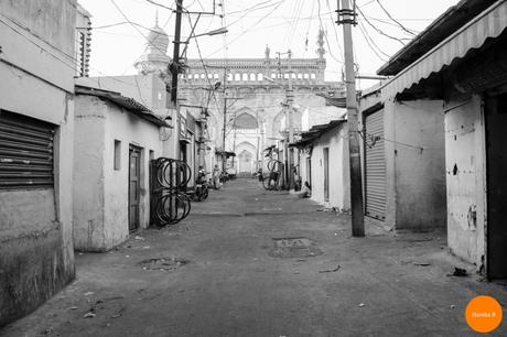 The quiet. empty-street-charminar-hyderabad