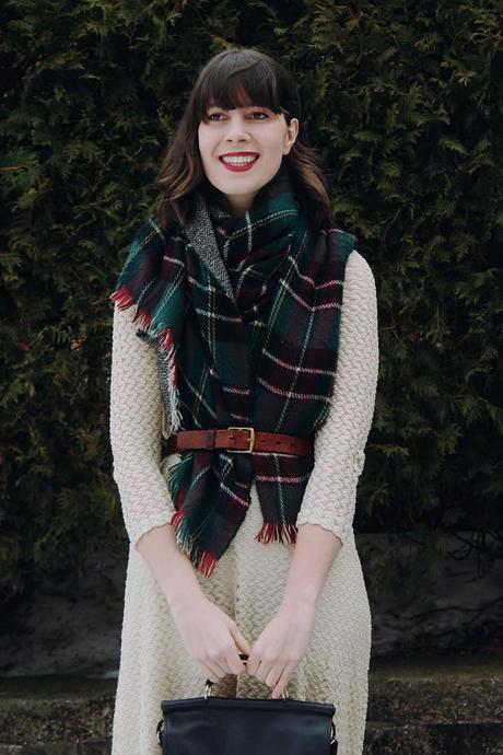 Easy Tips on How to Wear Dresses During Winter new-old-fashion-vintage-lace-dress