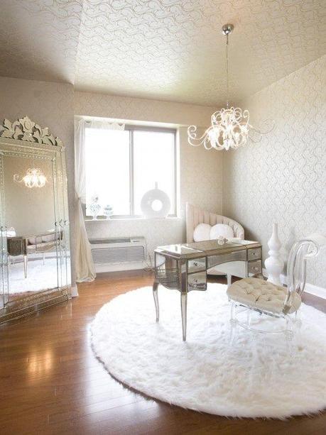 Make Up and Space Vintage glam decor ideas for my dressing room , I do want a girlie chandelier for my dressing room like this