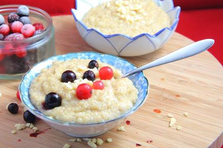 Spiced Breakfast Quinoa Porridge | Vegan Spiced Breakfast Quinoa Porridge with berries