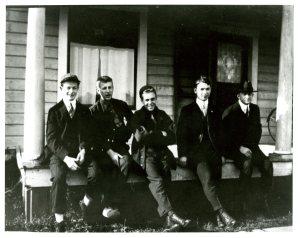 Becoming Dr. Pauling Pauling with a few of his Gamma Tau Beta fraternity brothers. Pauling, at left, wears his