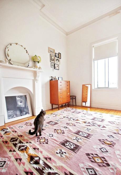 This is the art- now see this Australian home! Australian home lounge