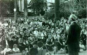 Linus Pauling speaking at a peace march in Westlake Park. Beverly Hills, California. 1960.  Photo by Robert Carl Cohen.