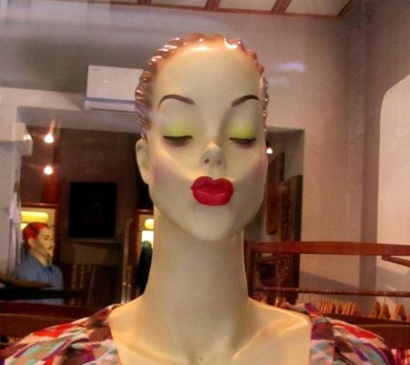 Mannequin Kissing
