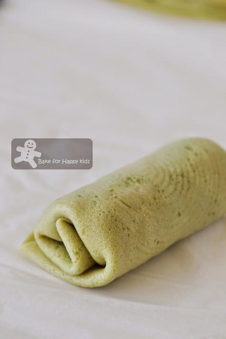 Kuih Dadar / Kueh Ketayap / Kuih Tayap Pandan Crepes Rolls with Sweet Coconut Filling Kuih Dadar / Kueh Ketayap / Kuih Tayap Pandan Crepes Rolls with Sweet Coconut Filling