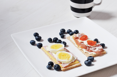 Healthy and easy breakfast with crispbread Breakfast, easy, healthy, recipe, crispbread, egg, blueberries, crackers, gezond, ontbijt