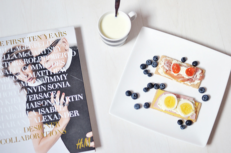 Easy and healthy breackfast recipe breakfast idea, ikea, h&m, alexander wang, crispbread, recipe, healty, gezond, ontbijt, kaba, tomatoes, blueberrie, egg