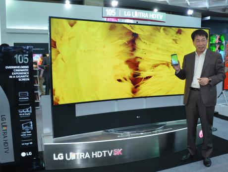 Mr. Soon Kwon, MD, LG India with the LG 105 5 K TV and LG GFlex 2