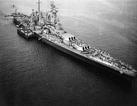 USS_Washington_(BB-56)_off_New_York_City,_August_1942