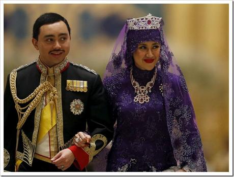 Couple-Leaves-the-Wedding-Palace-Hall Couple-Leaves-the-Wedding-Palace-Hall