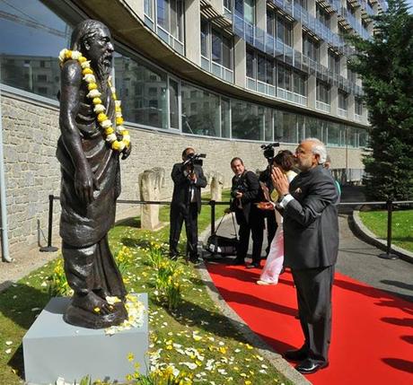 PM Narendra Modiji pays floral tributes to statue of Sri Aurobindo at UNESCO HQ