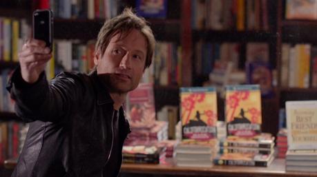 Californication – Hank Moody on a Plane (Season 5) Even Hank isn't above a selfie.