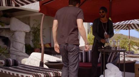 Californication – Hank Moody on a Plane (Season 5) Hank meets Sam.