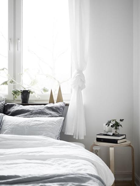 Balancing a simplistic but eclectic style Dreamy and light bedroom - via cocolapinedesign.com