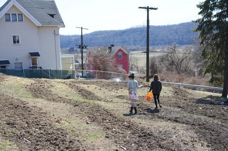 An Easter Egg Hunt on the Farm An Easter Egg on the Farm // www.WithTheGrains.com