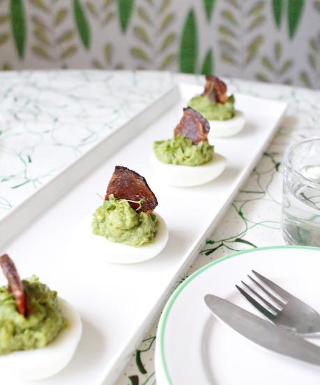 LCHF Breakfast by Fanny #3 – Avocado Eggs with Bacon Sails