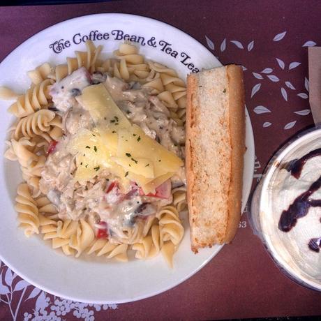 #Coffee + #Pasta = #PerfectAfternoon (at Coffee Bean & Tea Leaf - Robinson’s Place Manila)