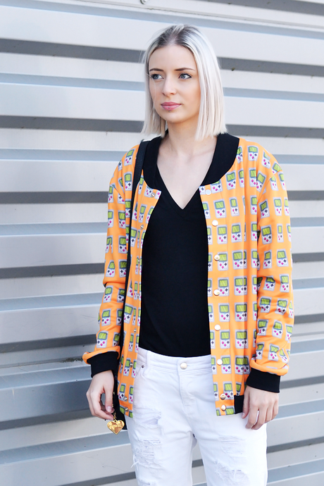 Turn it inside out // Game boy jacket Belgian fashion blogger: Marc b dylan bag, game boy jacket, mr gugu & miss go, h&m divided v neck t-shirt, mango ripped boyfriend jeans, white jeans, h&m sunglasses, zara high heels, sandals. Casual street style, orange, mode blogger, belgie