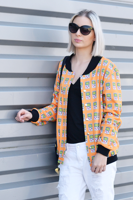 Turn it inside out // Game boy jacket Belgian fashion blogger: Marc b dylan bag, game boy jacket, mr gugu & miss go, h&m divided v neck t-shirt, mango ripped boyfriend jeans, white jeans, h&m sunglasses, zara high heels, sandals. Casual street style, orange, mode blogger, belgie