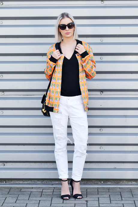 Turn it inside out // Game boy jacket Belgian fashion blogger: Marc b dylan bag, game boy jacket, mr gugu & miss go, h&m divided v neck t-shirt, mango ripped boyfriend jeans, white jeans, h&m sunglasses, zara high heels, sandals. Casual street style, orange, mode blogger, belgie