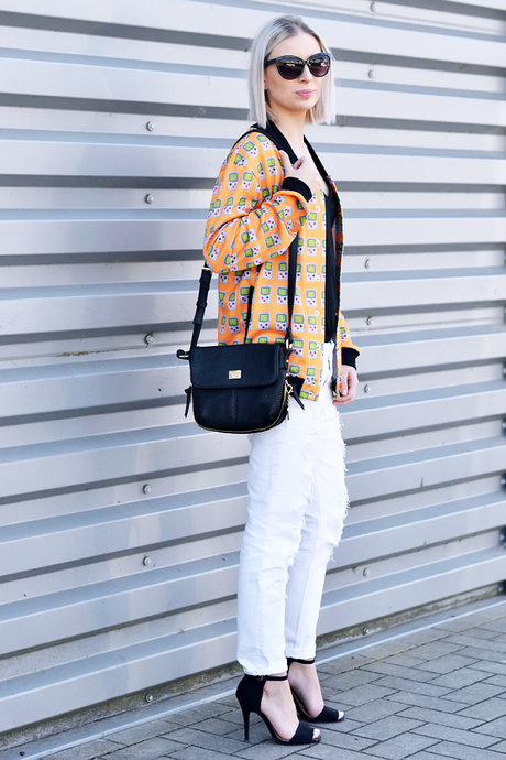 Turn it inside out // Game boy jacket Belgian fashion blogger: Marc b dylan bag, game boy jacket, mr gugu & miss go, h&m divided v neck t-shirt, mango ripped boyfriend jeans, white jeans, h&m sunglasses, zara high heels, sandals. Casual street style, orange, mode blogger, belgie