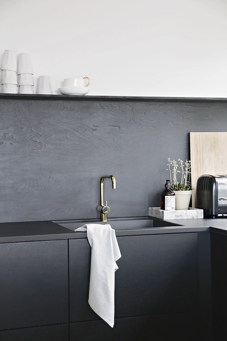 LOVE or NOT: Minimalistic black kitchens Minimalistic black kitchens | Image via Stylizimo