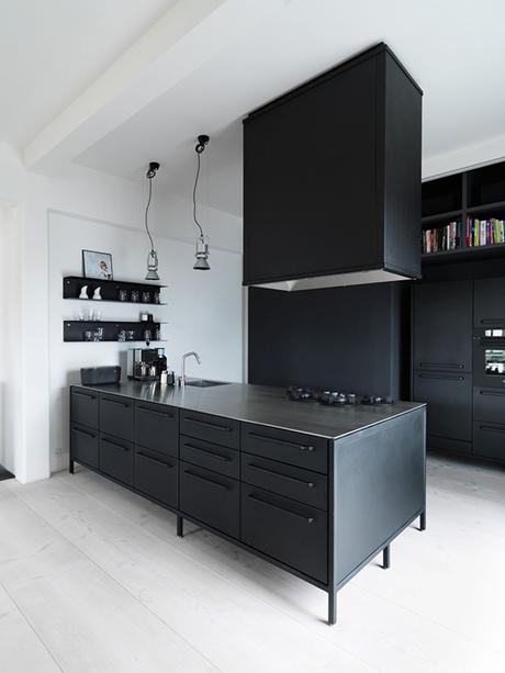 LOVE or NOT: Minimalistic black kitchens Minimalistic black kitchens | Image via Home Adore