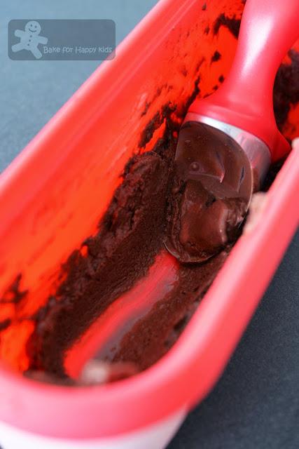 How to make creamy Chocolate Frozen Yogurt without an ice cream maker and within three hours?