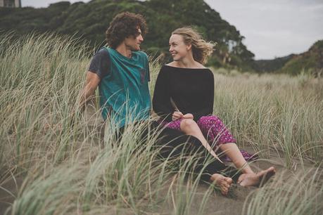 A chilled out engagement session on Piha Beach by CAPTURED by Keryn