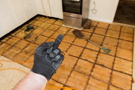 removing vinyl tiles from floorboards