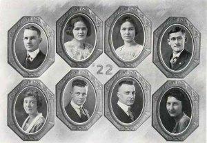 Pauling (bottom row, second from left) as depicted in the Beaver yearbook with fellow members of the class of '22.