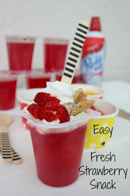 Summer Snacking Made Easy with a Cool Down Bar and the easiest Fresh Strawberry snack ever! #SnackPackMixIns #ad Summer Snacking Made Easy with a Cool Down Bar! #SnackPackMixIns #ad