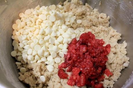 White Chocolate Chip & Raspberry Cookie Ice Cream Sandwiches #SunsOutSpoonsOut #ad White Chocolate Chip & Raspberry Cookie Ice Cream Sandwiches #SunsOutSpoonsOut #ad