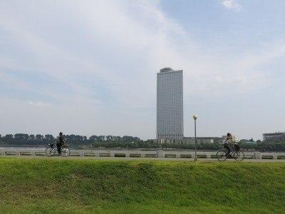 Staying at the 5 Star Yanggakdo Hotel in Pyongyang, North Korea The Yanggakdo Hotel sits on Yanggak island in Pyongyang