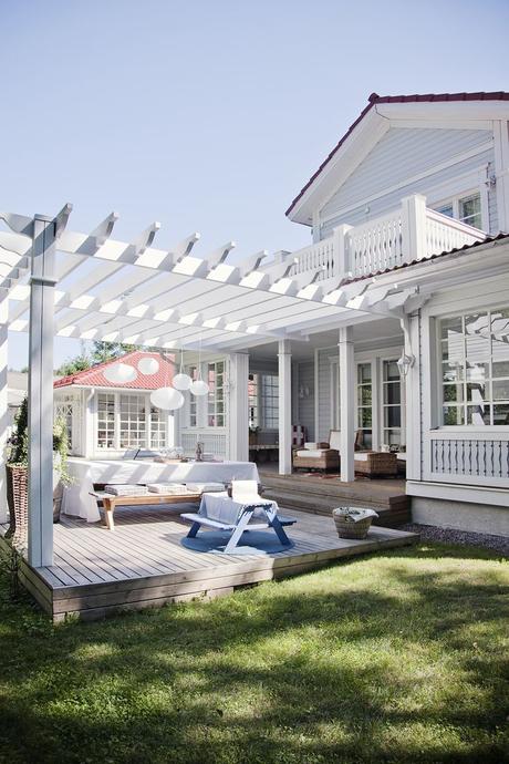 Easy outdoor upgrade WOW! I love the nook to the back left, the pergola for shade (And hanging plants) and the cozy feel this deck has!