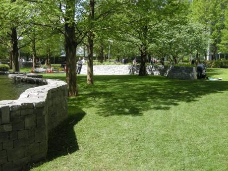 Jubilee Park, Canary Wharf, London - Water feature, lawn and serpentine planter