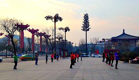 “Mad Max” Scenes! The School Run in China! HK dancing