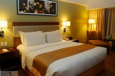 Holiday Inn & Suites Makati: A Modern Hotel with Delightful Service