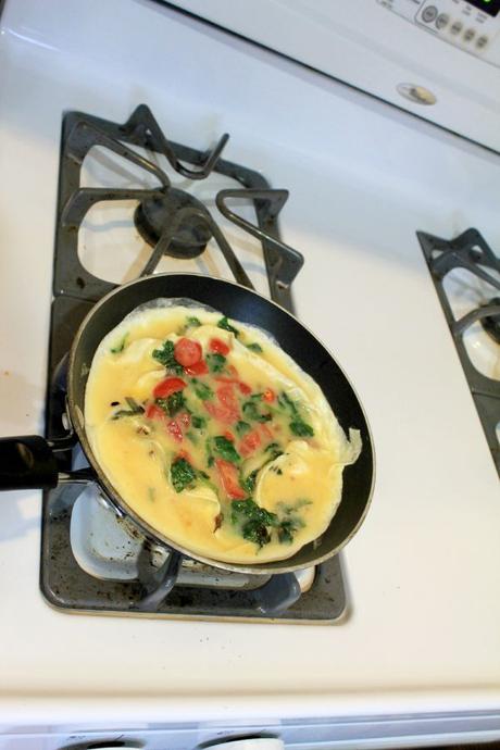 Spinach and Tomato Egg White Omelet #QuakerRealMedleys #ad