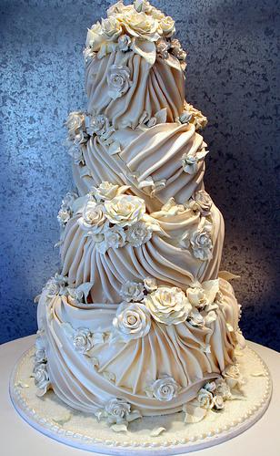 The Growing Trend of Seasonal Wedding Cakes