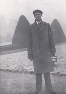 Pauling wearing his beret, 1948.