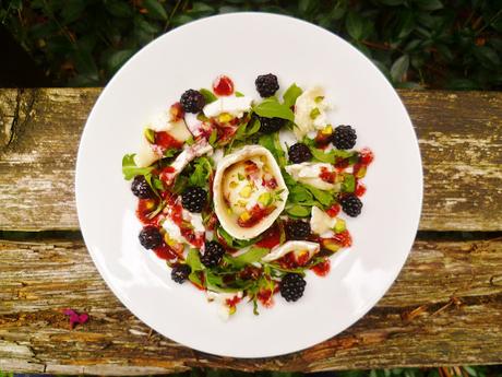 Goat's cheese and blackberry salad with blackberry vinaigrette