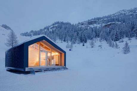 Prefab Courmayeur Ski and Snowboard School is weather-resistant. 