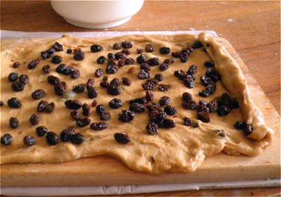 How to make Raisin Bread @ http://treatntrick.blogspot.com Raisin Bread Recipe @ http://treatntrick.blogspot.com