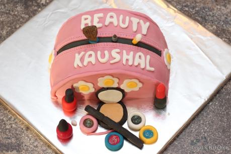 Makeup ‘Kaushal Beauty’ Red Velvet Cake