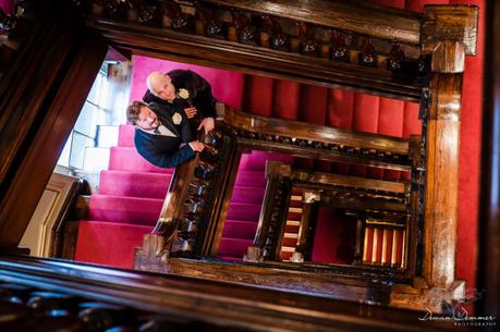 Staircase-couple-photos-at-fortnum-and-Masons-AnR