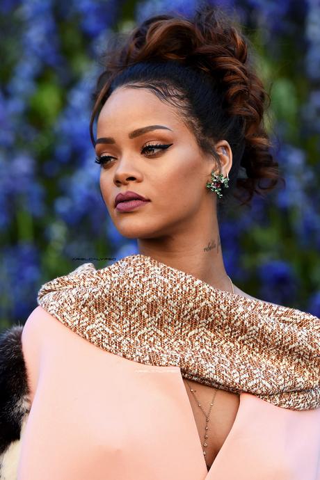 Rihanna Unveils Artwork For R8