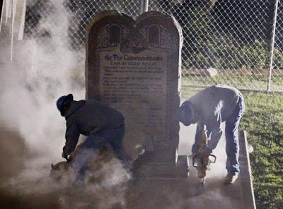 Workers removing Ten Commandments from Oklahoma Capitol
