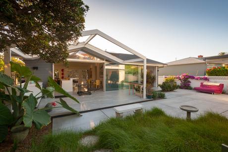 Rainscreen facade and patio of San Diego renovation by Architects Magnus.